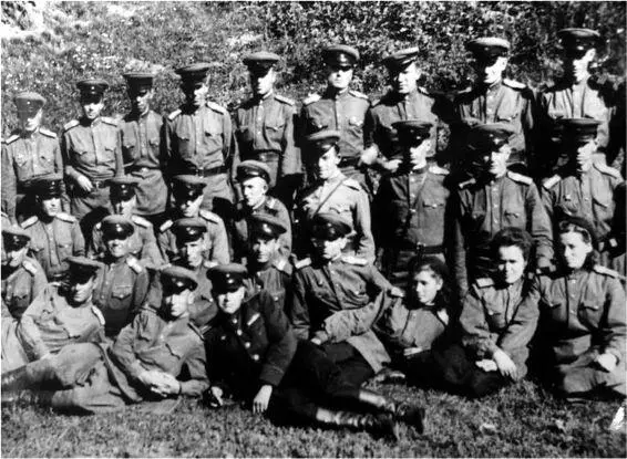 Дежурная смена тюрьмы на полевом выходе 19501955 гг На строгом режиме не - фото 54