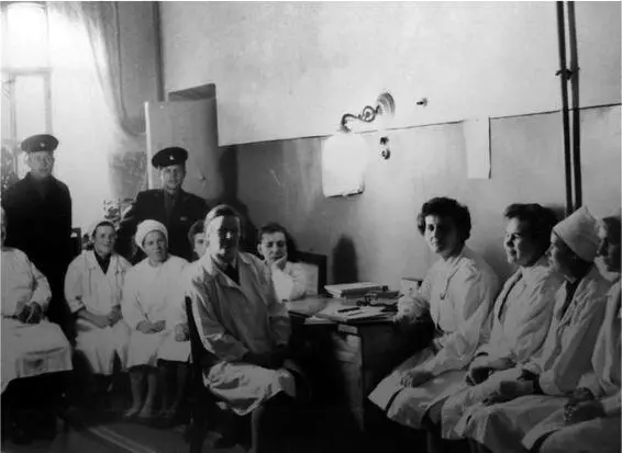 Сотрудники санчасти Владимирской тюрьмы 1960 г Отрывок второй Узнал что - фото 60