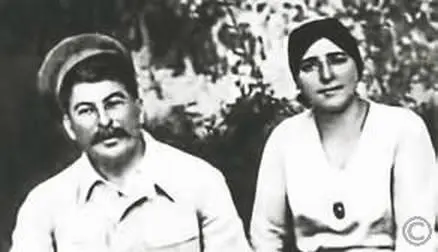 Иосиф Сталин и Надежда Аллилуева Надежда была младше мужа на двадцать два - фото 72