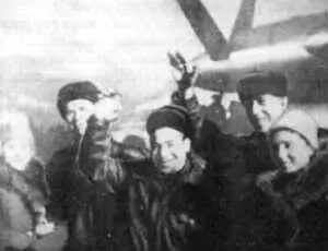 Шаг с трапа и полярники ступили на московскую землю В окружении родных и - фото 6