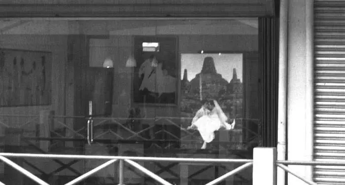 2 Фотография на фоне Боробудура в витрине торгового центра в ТанджунгПинанге - фото 23