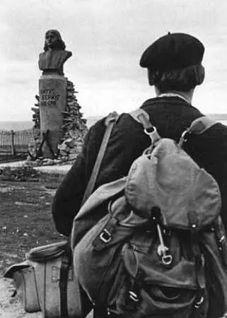 Памятник Берингу Нет на остров мы в этот день не попали Туман низкие - фото 15
