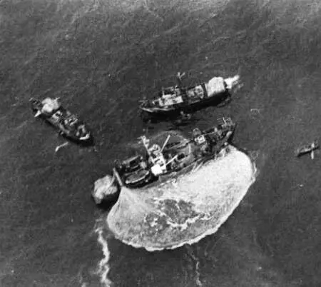 Двадцать четвертому повезло Шлюпку Настоящее морское сражение только - фото 27