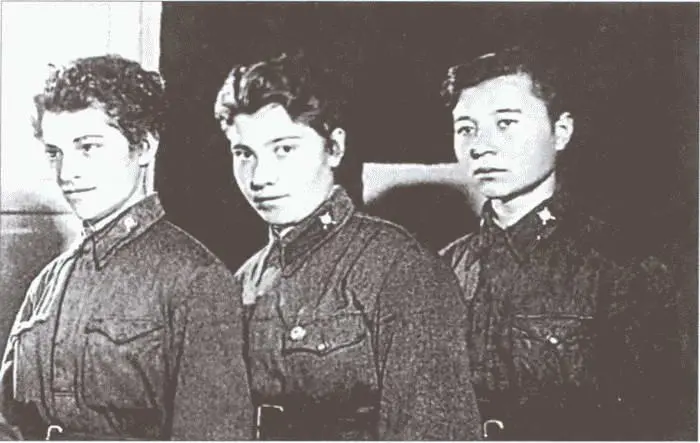 НВ Ковшова ТА Гаврилова и МС Поливанова в снайперской школе 1941 г - фото 25