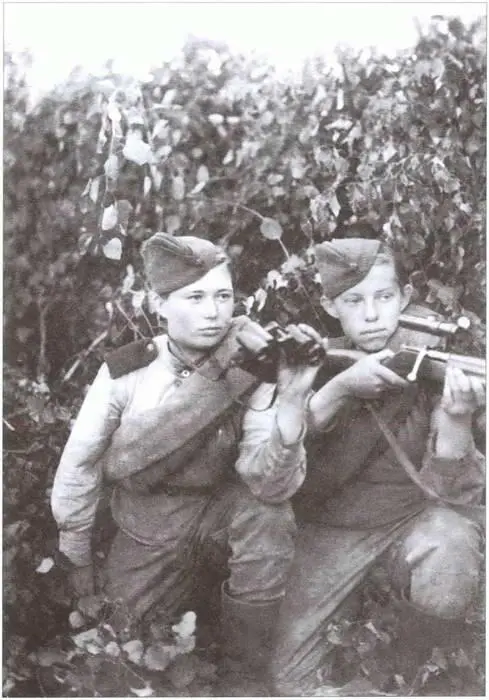 Ю Жукова справа и Л Ружицкая 1944 г Знак Снайпер ОСОАВИАХИМа - фото 32