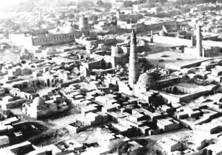 Так выглядит город сверху Старые крепостные стены Сначала я увидел - фото 98