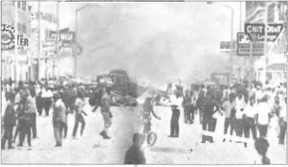 1967 г Во время расовых беспорядков бойня на улицах продолжалась неделю - фото 89