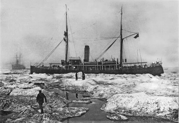 Ледокольные транспорты Вайгач и Таймыр вдали 1915 г Из архива - фото 32