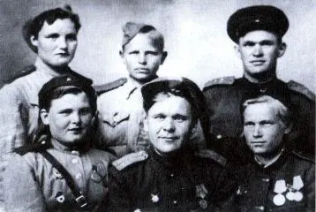 Нижний ряд слева направо Матрена Шепилова Александр Шоничев Тася - фото 11