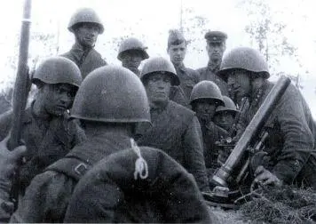 Солдаты изучают 50мм миномет образца 1941 г Расчет пулемета максим - фото 23