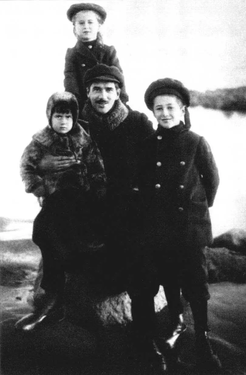 С детьми Бобой Борисом Лидой и Колей Куокката 1912 С дочерью Мурой - фото 4