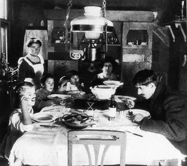 Семья Чуковских за обедом Куоккала 1913 Под зимним парусом на льду - фото 6