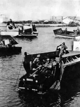 Выгрузка техники с десантновысадочных средств Ноябрь 1942 г Атакуют - фото 61