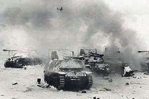 Горящие немецкие самоходные установки Marder II Создаются колонны пленных - фото 65