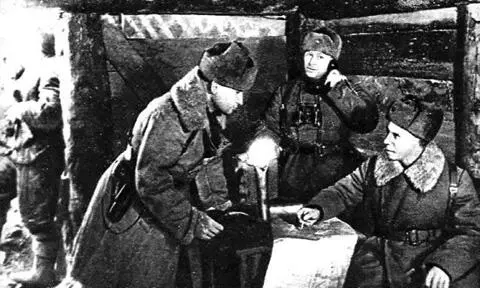 На командном пункте Справа командир 284й стрелковой дивизии Н Ф Батюк - фото 81