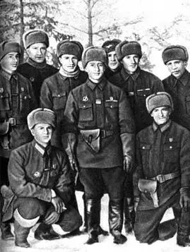 Группа летчиков французской эскадрильи НормандияНеман А вот и наш знакомый - фото 116