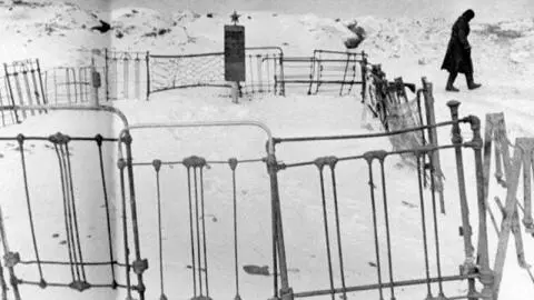 Братская могила советских солдат в Сталинграде Оградка сделана из спинок - фото 168