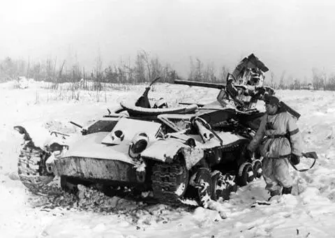 Немецкий солдат осматривает уничтоженный советский танк английского - фото 172