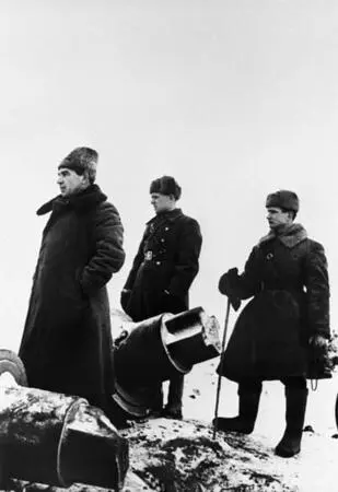 Генераллейтенант Василий Иванович Чуйков на командном пункте 62й армии И - фото 173