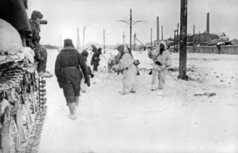 Саперы ведут разминирование на дороге декабрь 1942 г Сталинград Задача была - фото 174
