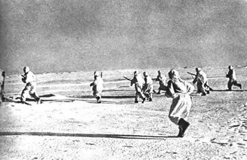 Атакует советская пехота Декабрь 1942 г В это время С востока наступают - фото 177