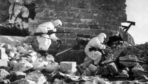 Ближний бой у разрушенного дома На рассвете 14 декабря 1942 г на участке - фото 187