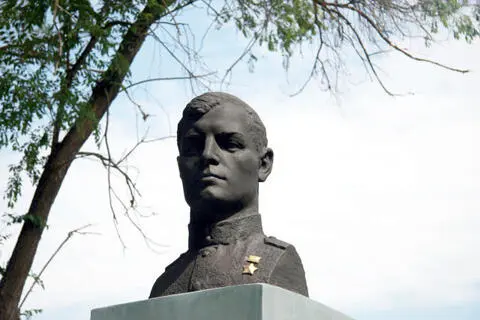 Памятник Герою Советского Союза сержанту Василию Прокатову г Харовск 17 - фото 189