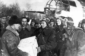 Колхозник Борского района Куйбышевской области Игнатов М А вносит из своих - фото 195