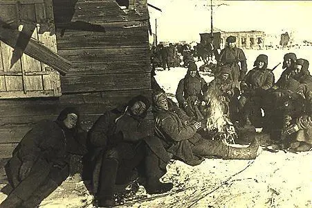 Отдых солдат в редкие тихие часы Сталинград 1942 г Из архивных материалов - фото 208