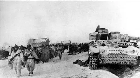 Советские войска идут мимо брошенного танка Pz III Котельниковское - фото 250