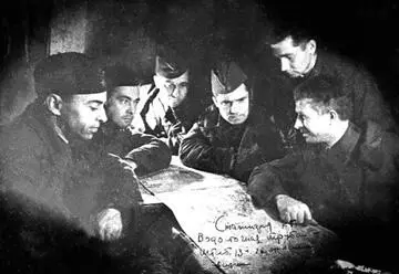 Генералполковник А И Родимцев крайний справа в штабе 13й гвардейской - фото 257