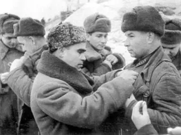 Член военного совета 62й армии генераллейтенант К А Гуров вручает орден - фото 259