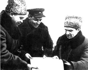 В И Чуйков Н И Крылов К А Гуров на КП В эти часы 13й танковый - фото 262