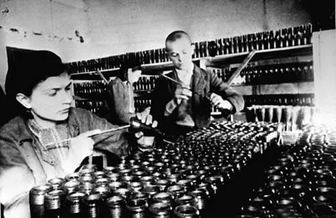 Учащиеся ремесленного училища собирают мины В 1942 г началось формирование - фото 274