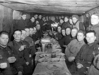 Встреча нового 1943 года в одном из блиндажей 248й стрелковой дивизии генерала - фото 295