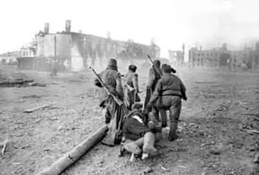 Эвакуация раненого бойца с поля боя Район Великих Лук 1943 г Из архивных - фото 303