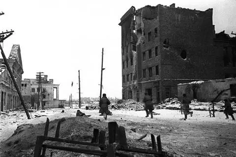Советские воины ведут бой в городе Великие Луки ФОТОГРАФИЯ С ВОЙНЫ В МИНУТЫ - фото 317