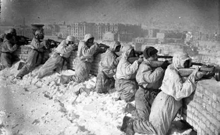 Советские солдаты в маскхалатах на крыше дома в Сталинграде январь 1943 года - фото 327