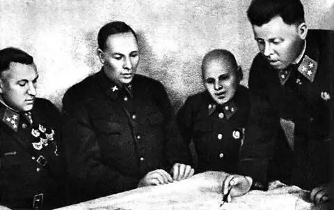 В штабе Донского фронте Слева направо командующий фронтом К К Рокоссовский - фото 332