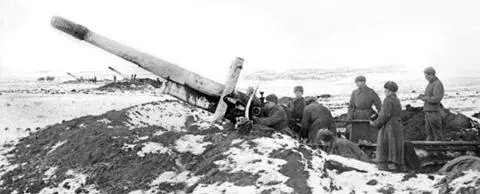 Батарея дальнобойных орудий готова к огневому налету 1943 г Получив такие - фото 343