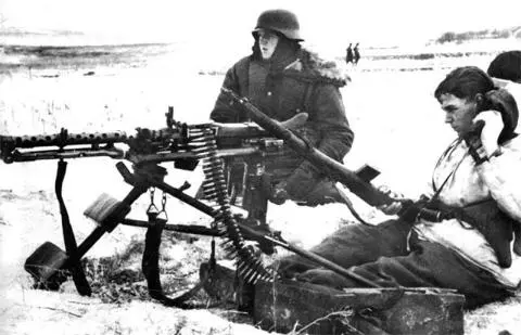 Немецкий пулеметный расчет вооруженный пулемётом MG34 на огневой позиции - фото 346