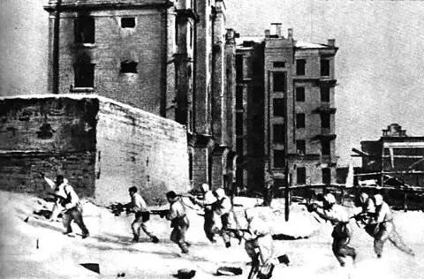 Штурм опорных пунктов врага Сталинград январь 1943 г Полдень 10 января - фото 349