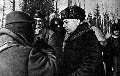 К Е Ворошилов беседует с воинами Волховского фронта январь 1943 г В - фото 351