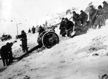 Советские воины перемещают 76м м полковую пушку на новый огневой рубеж - фото 361