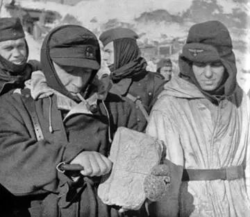 Немецкие солдаты делят хлеб После подлых дипломатических переговоров - фото 370