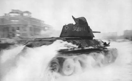 Советский танк Т34 во время боевого задания Сталинград январь 1943 года - фото 396