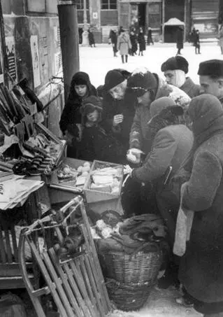 Эпизод из жизни блокадного Ленинграда 1943 г В блокадном Ленинграде На - фото 407