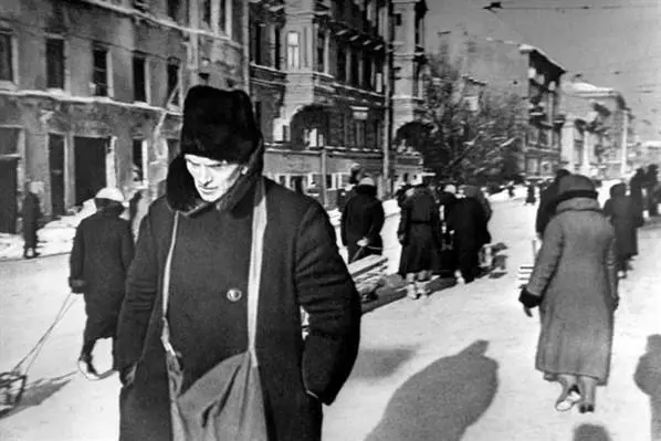 В блокадном Ленинграде На Ладоге Блокадный паек хлеба - фото 408