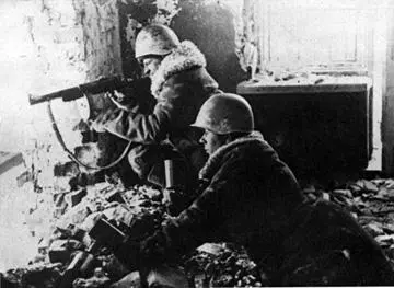 Советские бойцы в бою на окраине Шлиссельбурга Январь 1943 г Советские - фото 416