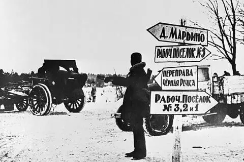 В районе прорыва блокады Ленинграда 1943 год Советские офицеры осматривают - фото 423